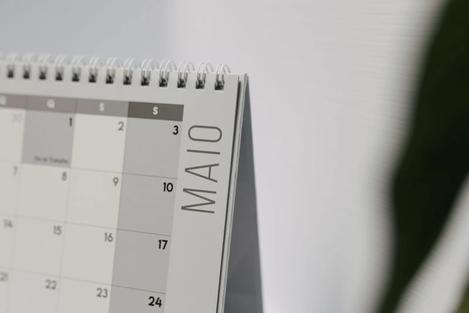 Minimalist table calendar page showing the month of May in Portuguese. Add Business Days: Four Assumptions to Set First
