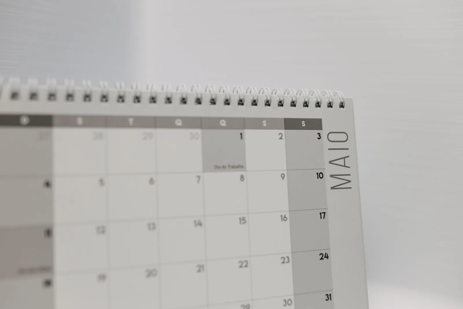Spiral-bound calendar showing May with focus on weekdays in Portuguese. Country calendars mistakes, and the fixes that hold