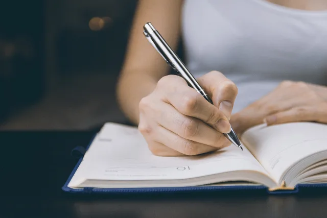 Woman Writing. Days between dates by country: the directory, with corrections